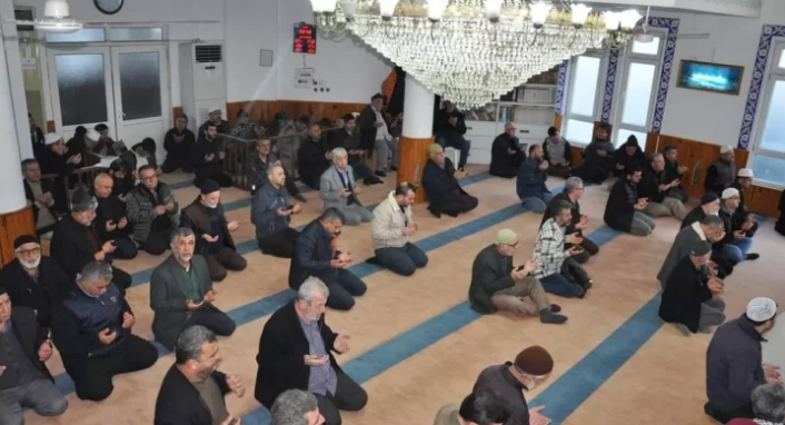 Alanya’da yüzlerce vatandaş şehitlerimiz için dua etti