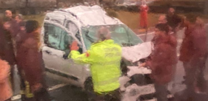 Avsallar’da araçlar birbirine girdi! Trafik kilitlendi