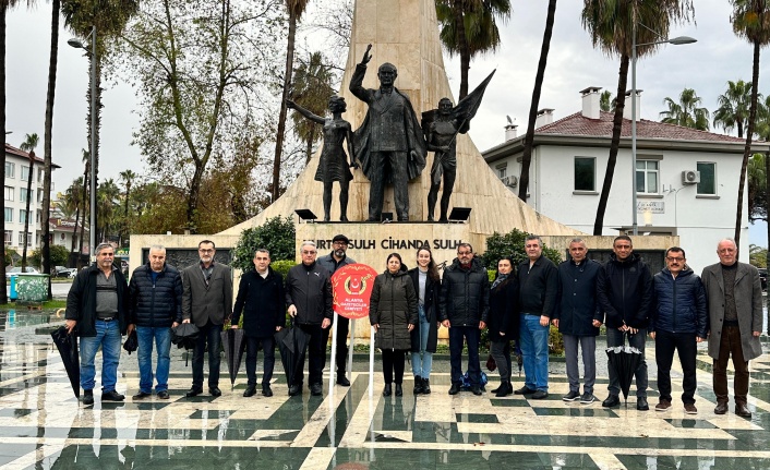 Gazeteciler Atatürk Anıtı’na çelenk bıraktı
