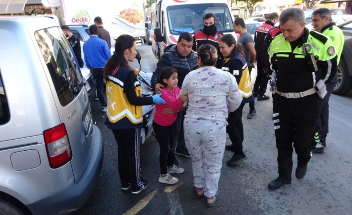 Motosikletten düşen 8 yaşındaki kız, feryat ederek gelen annesini teselli etti