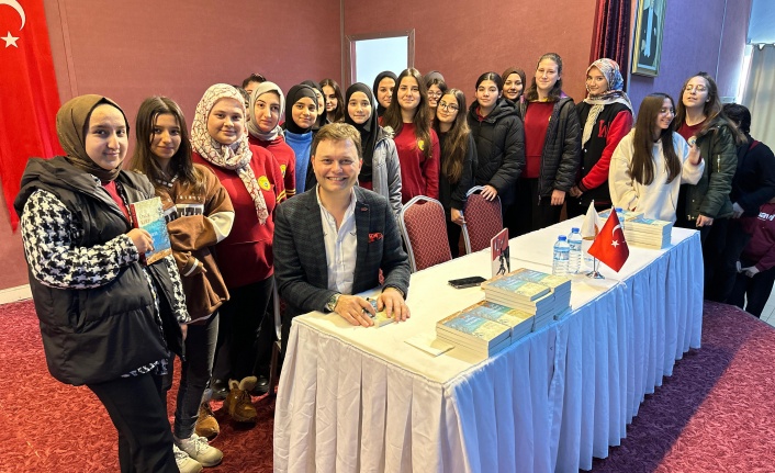 Ünlü gazeteci AGC’nin etkinliğinde öğrencilerle buluştu