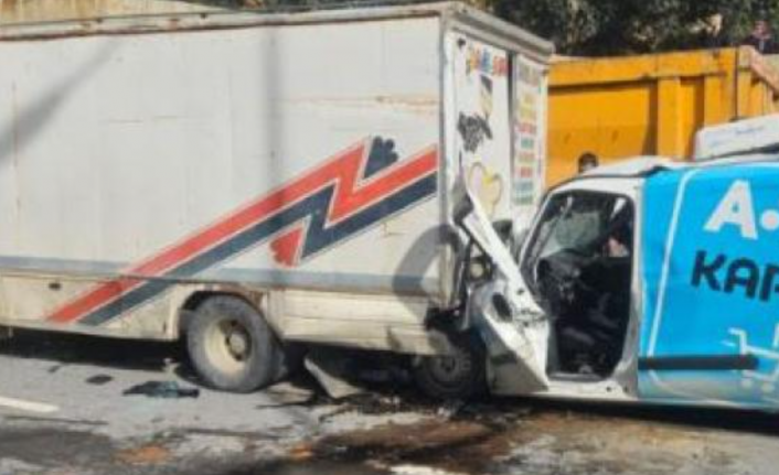 Alanya’da feci kaza: Kamyonete saplandı