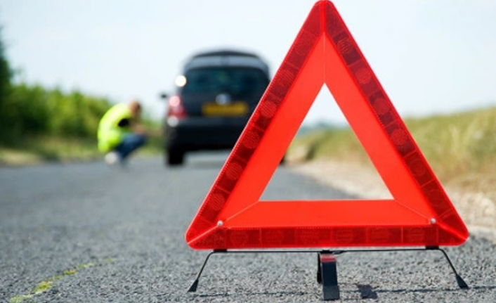 Alanya’da kaygan yoldaki kazada 3 araç hasar aldı