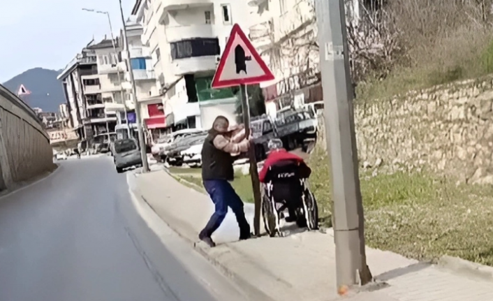 Alanya’da trafik levhasına sinirlenip sökmeye kalktı