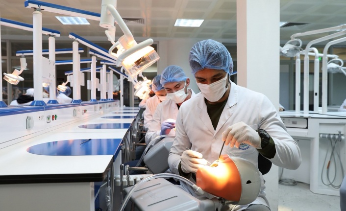 ALKÜ'de sağlık öğrencilerine fırsat eğitimi