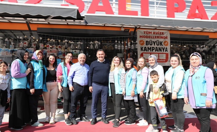 Başkan Yücel 25 metrelik yolda esnafları ziyaret etti