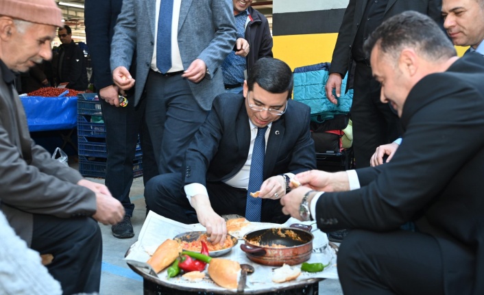 Tütüncü, esnafın sofrasında  