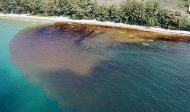 Alanya'da deniz bir anda siyaha büründü