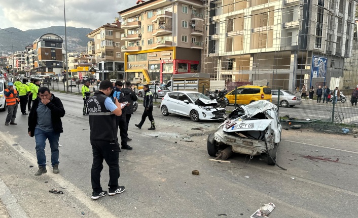 Alanya'da feci kaza; 2 ölü, 3 yaralı var