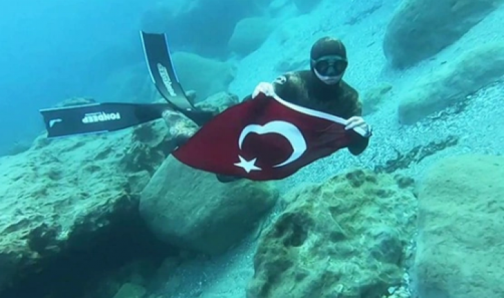Alanya'da Türk bayraklarını dalgıçlar kurtardı