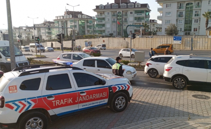 Alanya’da kırmızı ışıkta geçen sürücülere ceza yağdı