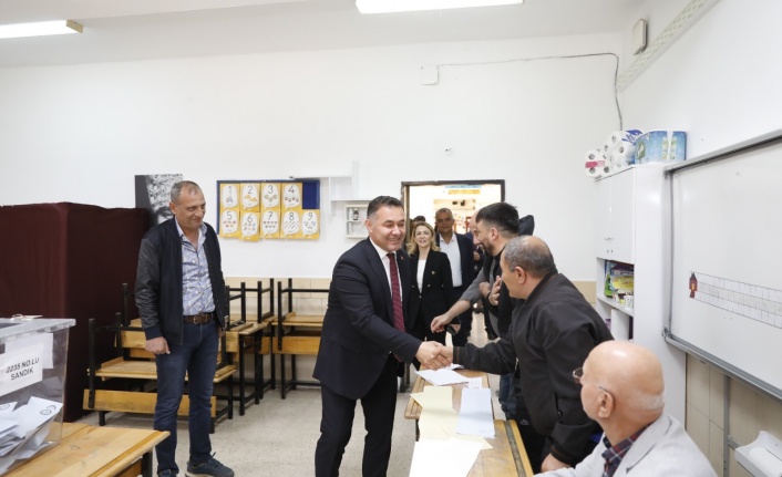 Başkan Yücel sandık görevlileri ve oy kullanan vatandaşları ziyaret etti