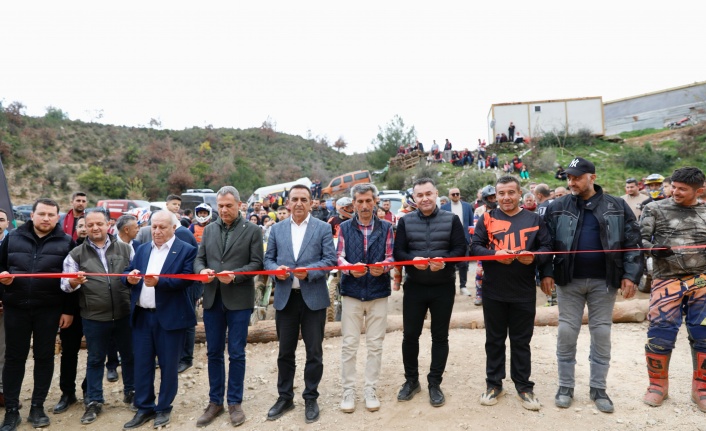 Yücel gençlerin talebine 3 açılışla karşılık verdi