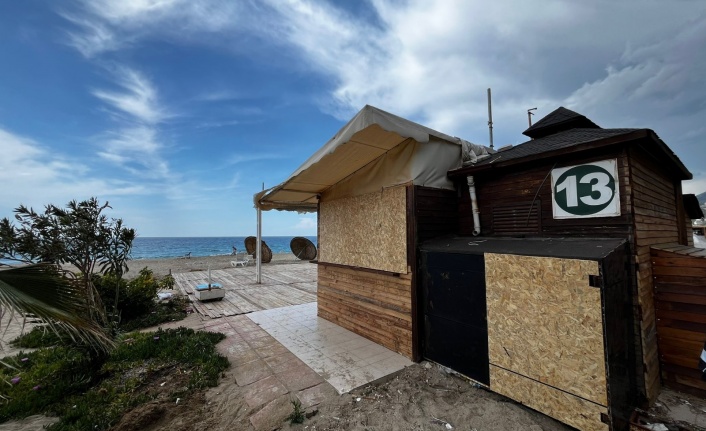 Alanya'da tek tip projeye aykırı sahil büfelerinin yıkımı başladı