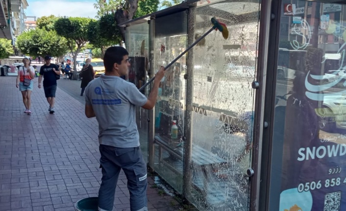 Alanya'da otobüs durakları temizleniyor