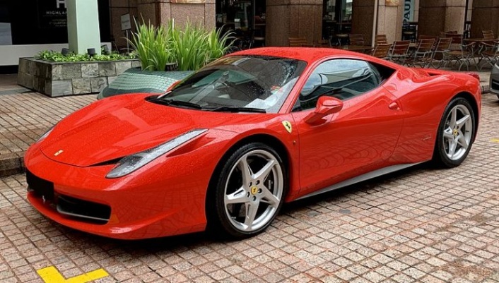 Alanya'da ünlü müteahhitin Ferrari'si icradan satışa çıktı