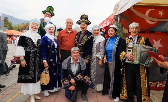 Noel pazarında kardeşlik mesajları