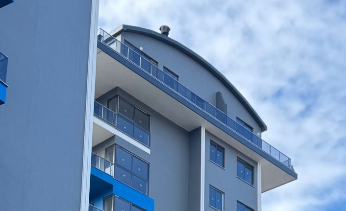 Alanya'da intihar için çatıya çıktı! Polis ikna etmeye çalışıyor