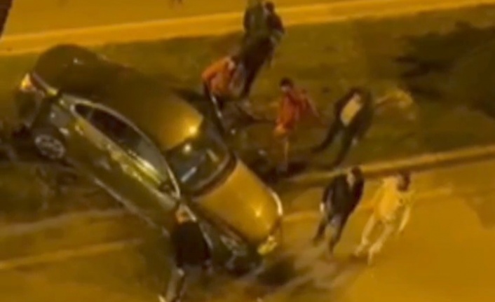 Alanya'da hızını alamayan araç refüje çıktı