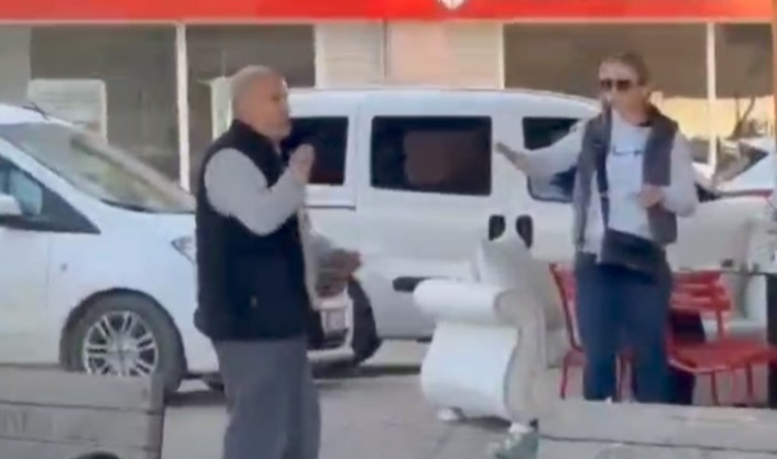 Kadını sokakta darpetmeye kalktı