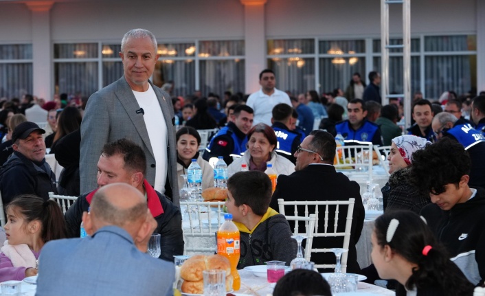 Başkan Özçelik iftarda personelle buluştu