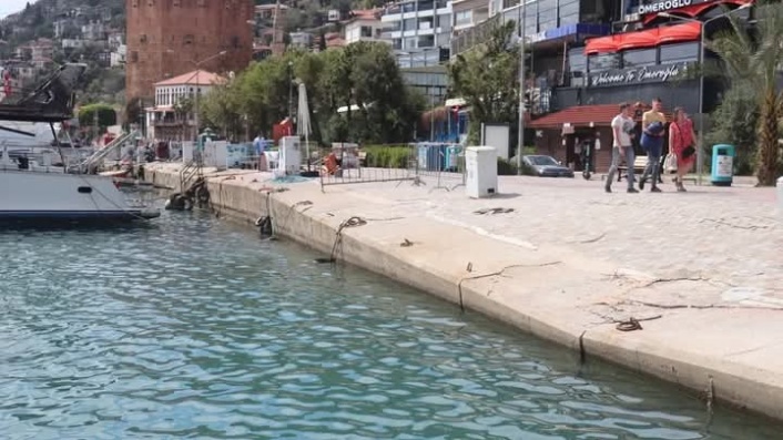 Alanya'da barınak çökmeye devam ediyor