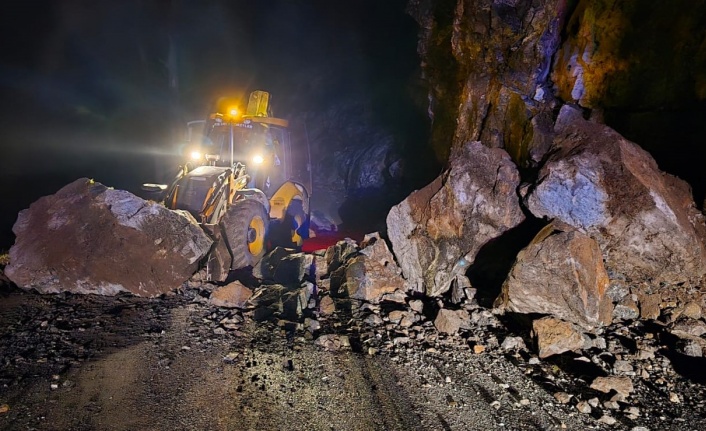Alanya'da heyelan nedeniyle kapanan yol açıldı