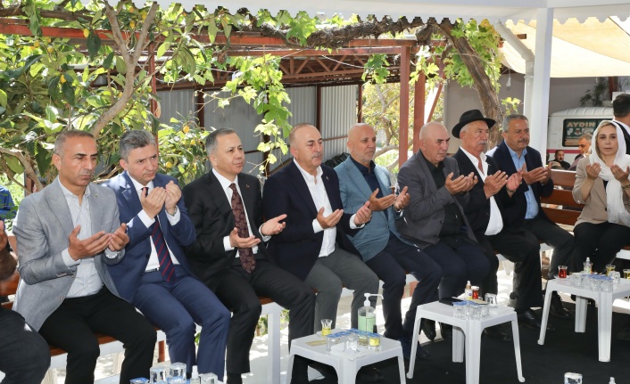 Bakan Yerlikaya'dan Çavuşoğlu'na taziye ziyareti