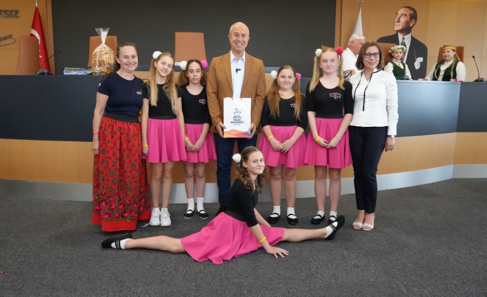 Kardeş şehir çocuklarından başkan Özçelik'e ziyaret