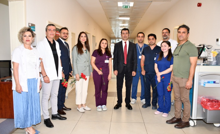 Hemşirelere karanfilli kutlama