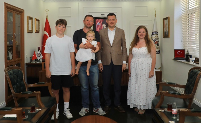 Kaymakam saldırıya uğrayan Rus turisti makamında ağırladı