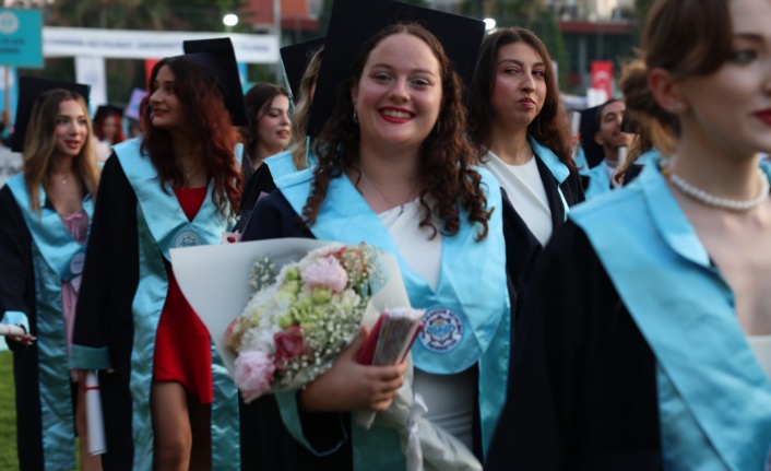 ALKÜ'nün 10'uncu yılında mezuniyet coşkusu