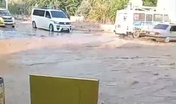 Alanya'da boru patladı, mahalle sular altında kaldı