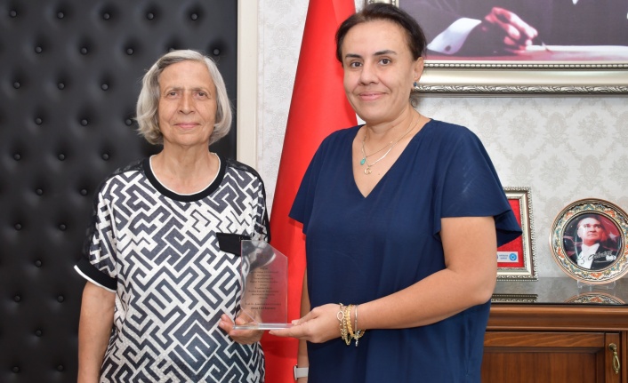 49 yıllık hekime teşekkür plaketli uğurlama