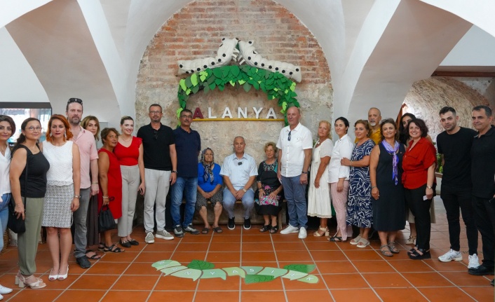 'İpeğin İzinde' sergisi tarihi Bedestende açıldı