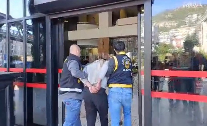 Alanya'da sokakta kadına saldıran şüpheli yakalandı