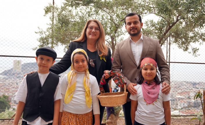 Alanya'da öğrencilere zeytin kırma etkinliği