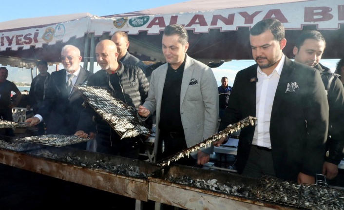 Alanya'da vatandaşlara 7 ton hamsi ikram edildi