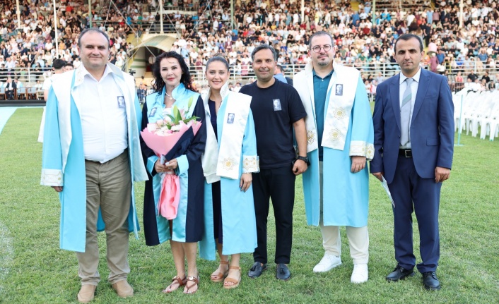 50 yaşındaki ALKÜ'lü Selda, kızının kanseri yendiği gün dereceyle mezun oldu