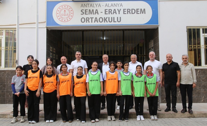 Başkan Erdem, hayırseveri olduğu Sema Eray Erdem Ortaokulu öğrencileriyle buluştu