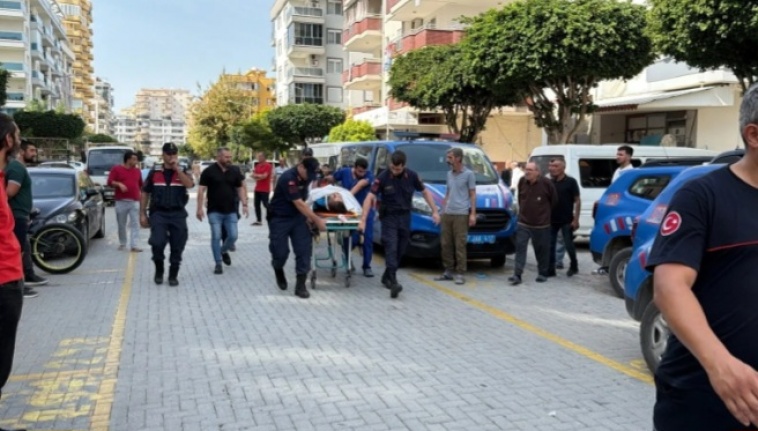 Tartıştığı kız kardeşini balkondan atıp intihar etti