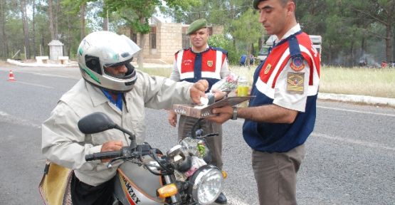 Jandarma Sürücülere Çiçek Ve Lokum Dağıttı 