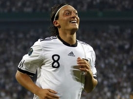Mesut, Türkiye'ye karşı oynamıyor