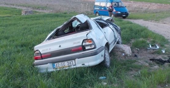 Otomobil Tarlaya Devrildi: 2 Yaralı 