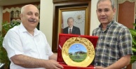 REKTÖR PINARBAŞI'NA PLAKET