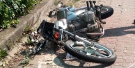 MOTOSİKLETTEN DÜŞEN GENÇ KIZ YARALANDI