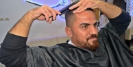 KENDİNİ TIRAŞ EDEN BERBER ŞAŞIRTIYOR