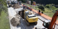 PATLAYAN KANALİZASYON ŞEBEKESİ YOL KAPATTIRDI