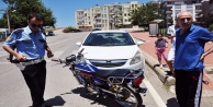 MOTOSİKLETLİ GENÇLER OTOMOBİLE ÇARPIP KAÇTI