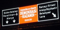 TRAFİK LEVHALARINDA DEMOKRASİ VURGUSU